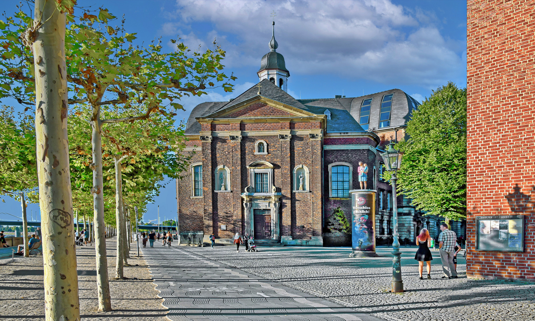 DÜSSELDORF - An der Rheinpromenade -