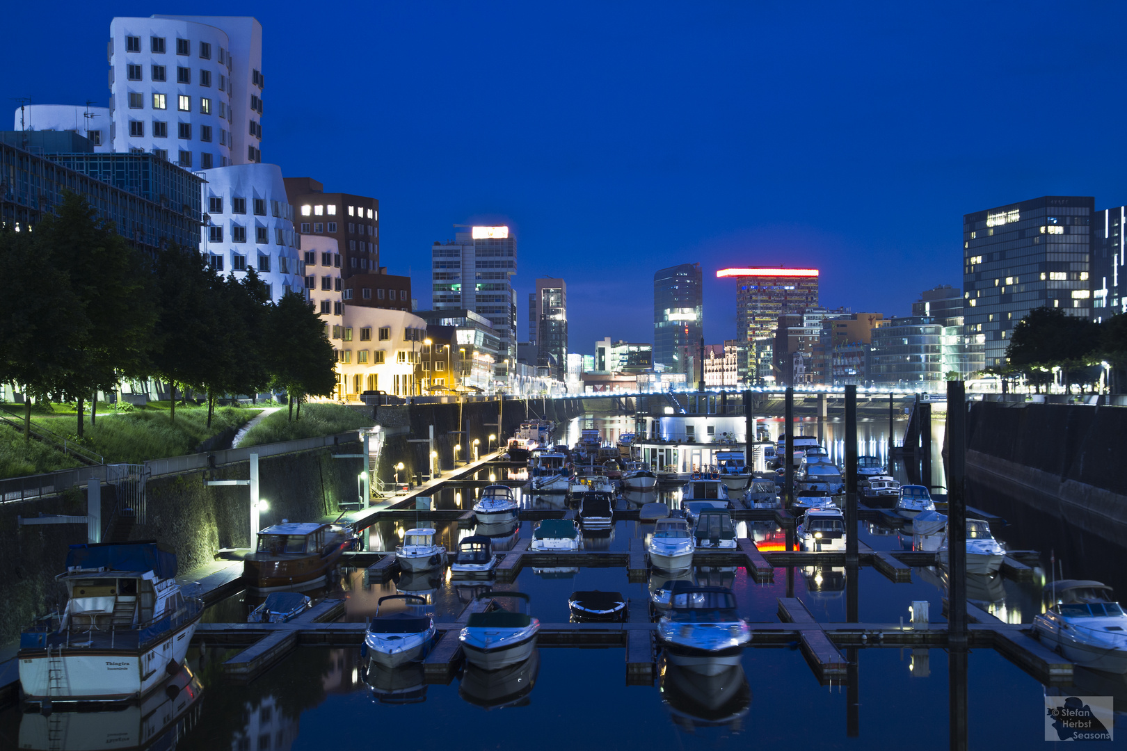 Düsseldorf, Ansichten einer Stadt am Abend