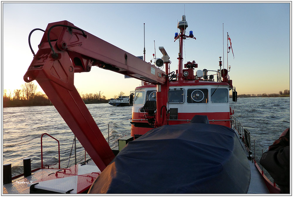 Düsseldorf - auf dem Feuerlöschboot auf dem Rhein