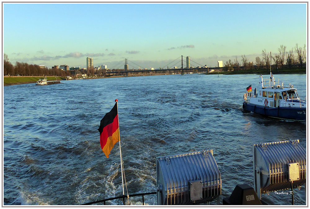 Düsseldorf - Auf dem Rhein mit Blick auf die Theodor-Heuss-Brücke