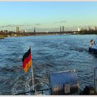 Düsseldorf - Auf dem Rhein mit Blick auf die Theodor-Heuss-Brücke