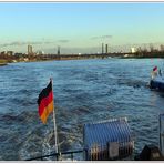 Düsseldorf - Auf dem Rhein mit Blick auf die Theodor-Heuss-Brücke