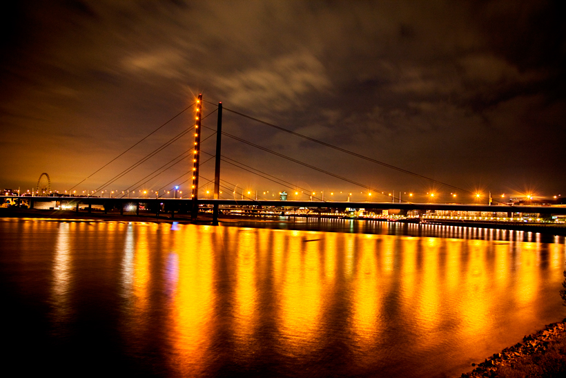 Düsseldorf bei Nacht.