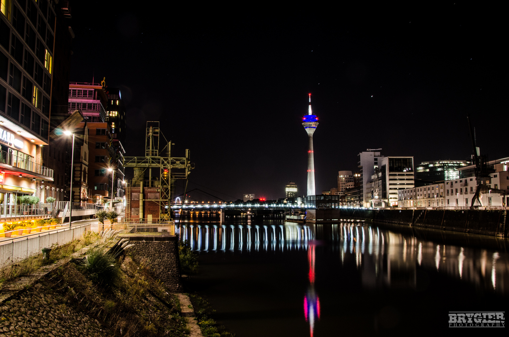 Düsseldorf bei Nacht.