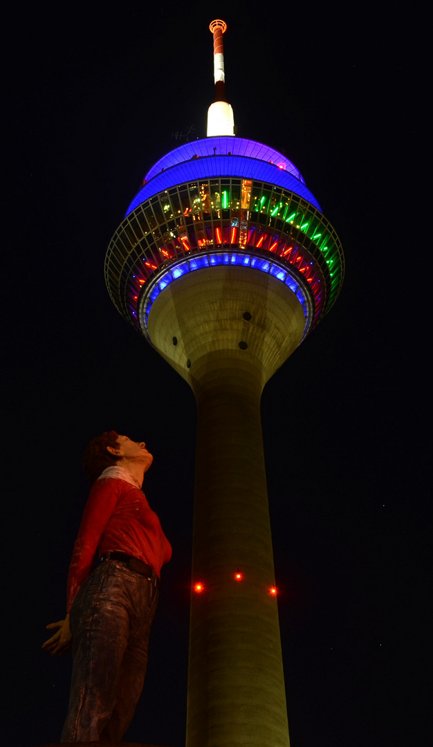 Düsseldorf bei Nacht: Marlies und der Rheinturm