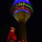 Düsseldorf bei Nacht: Marlies und der Rheinturm