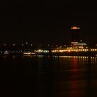 Düsseldorf bei Nacht: Panorama am Rhein