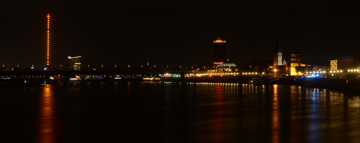 Düsseldorf bei Nacht: Panorama am Rhein