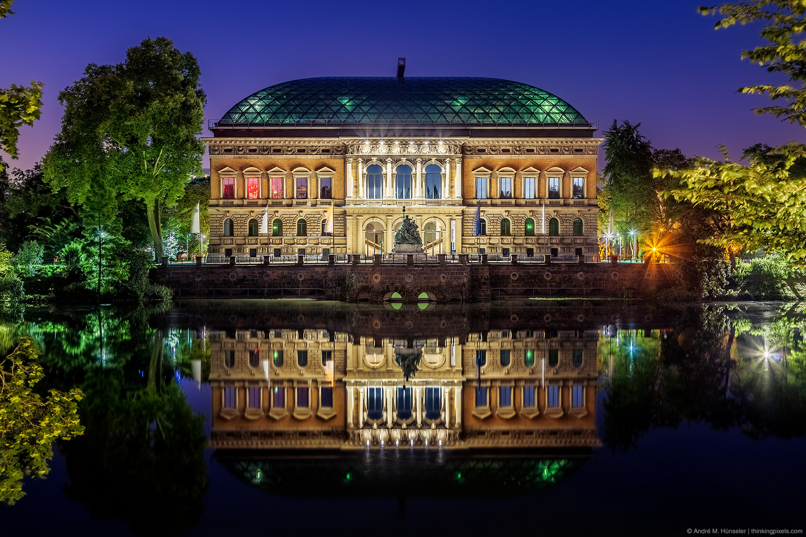 Düsseldorf bei Nacht - Ständehaus K21