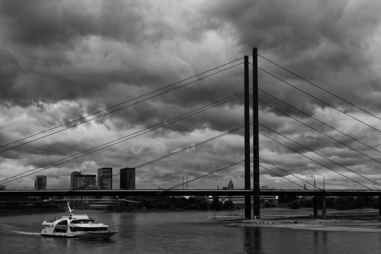 Düsseldorf, bewölkt, 20 Grad.