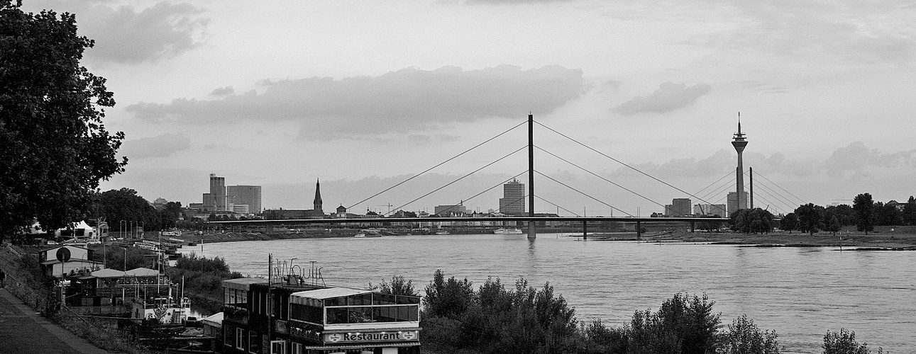 Düsseldorf - Blick auf den Rhein