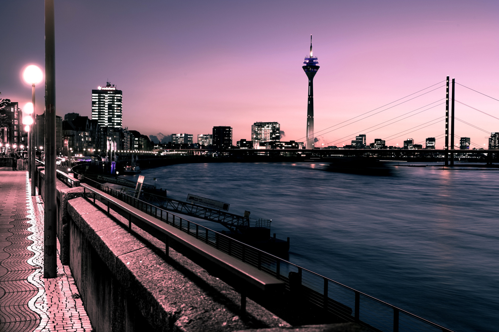 Düsseldorf -Blick auf den Rhein