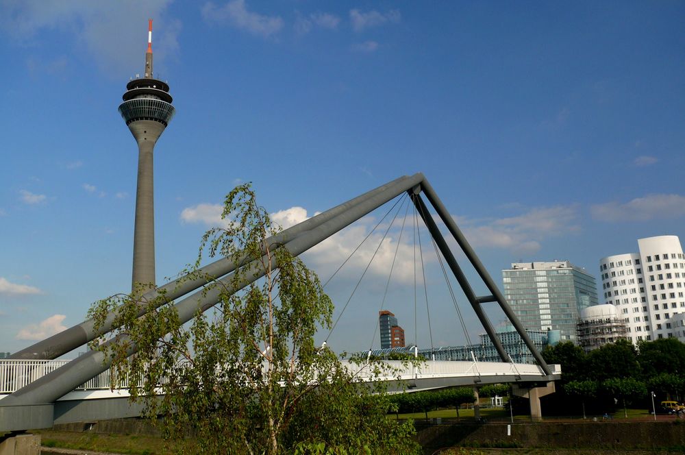 Düsseldorf - Blick durch die Brückenkonstruktion im Medienhafen