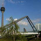 Düsseldorf - Blick durch die Brückenkonstruktion im Medienhafen