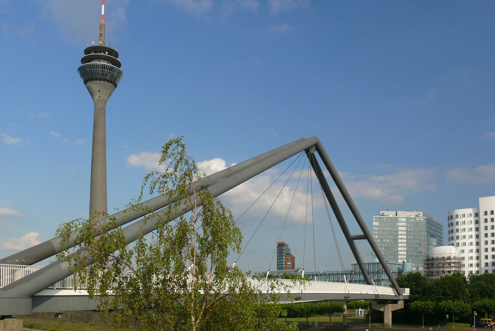 Düsseldorf - Blick durch die Brückenkonstruktion im Medienhafen - reloaded