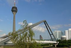 Düsseldorf - Blick durch die Brückenkonstruktion im Medienhafen - reloaded