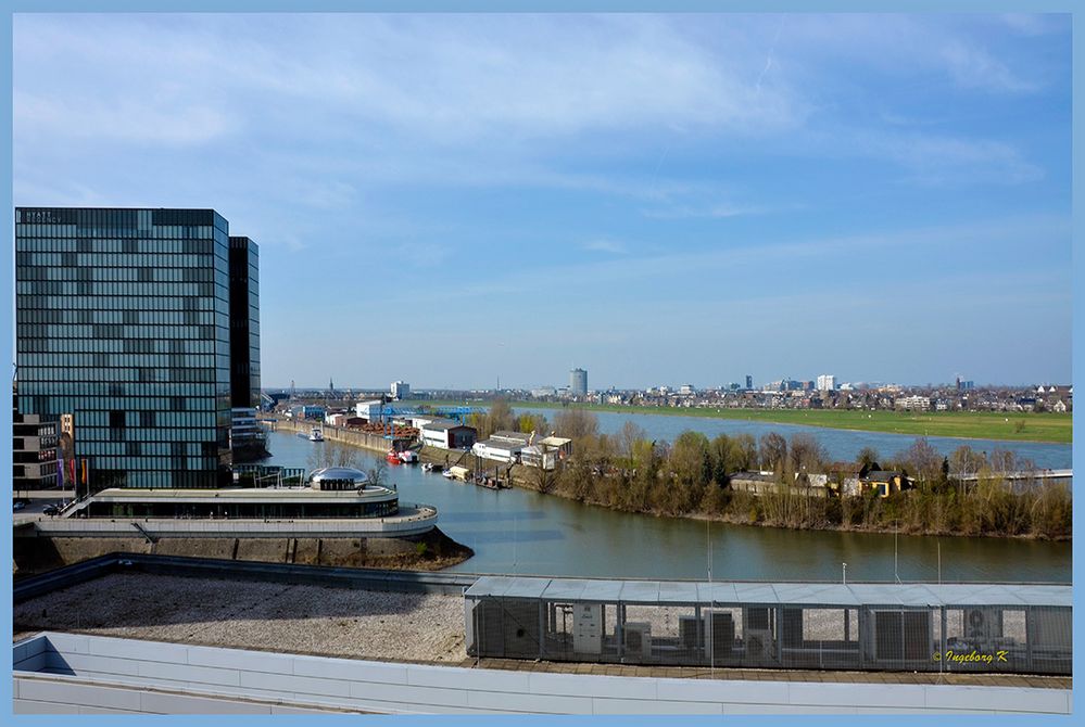 Düsseldorf - Blick vom Medienhafen auf Düsseldorf