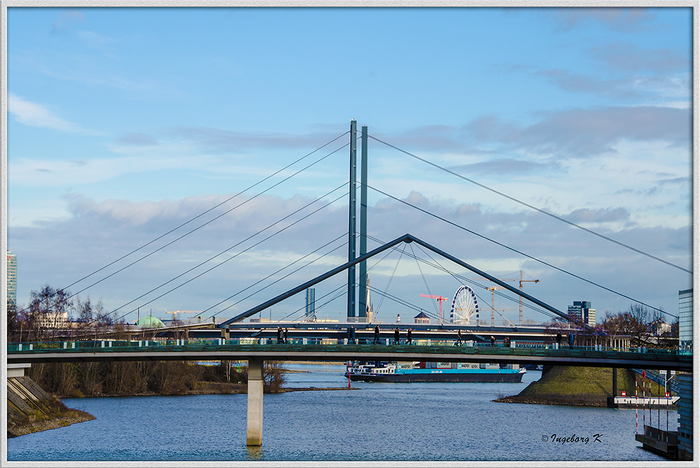 Düsseldorf - Blick vom Medienhafen auf Hafenbrücke, Kniebrücke, Altstadt und Oberkassler Brücke