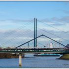 Düsseldorf - Blick vom Medienhafen auf Hafenbrücke, Kniebrücke, Altstadt und Oberkassler Brücke