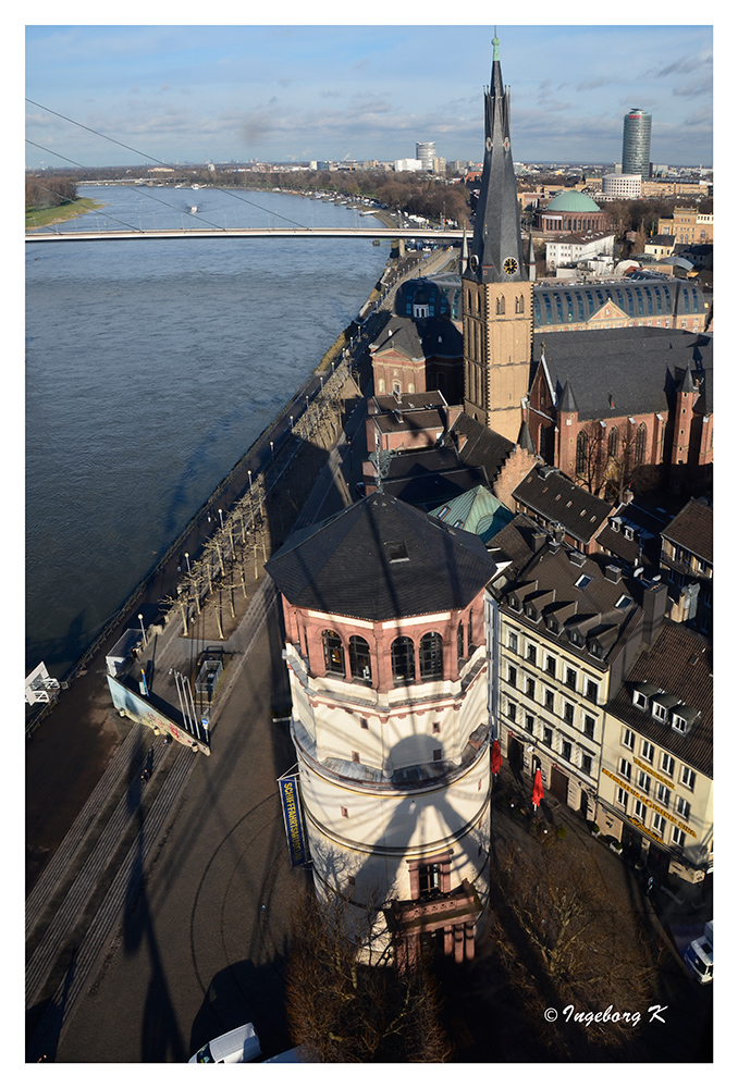 Düsseldorf - Blick vom Riesenrad auf den Schloßturm und das Altstadtufer