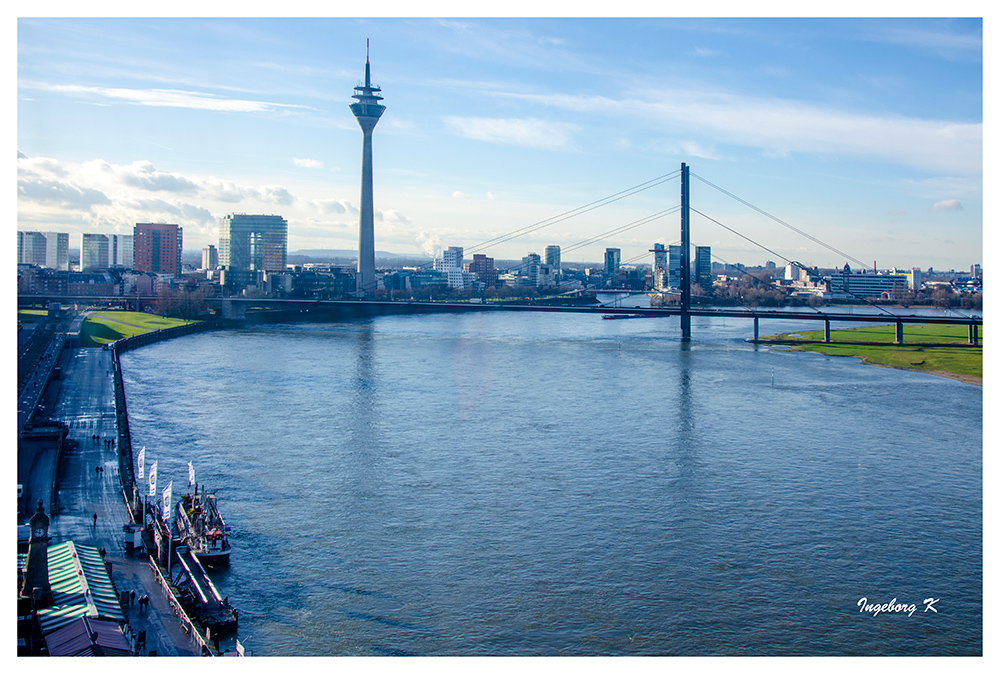 Düsseldorf - Blick vom Riesenrad auf die Kniebrücke, Fernsehturm, Medienhafen