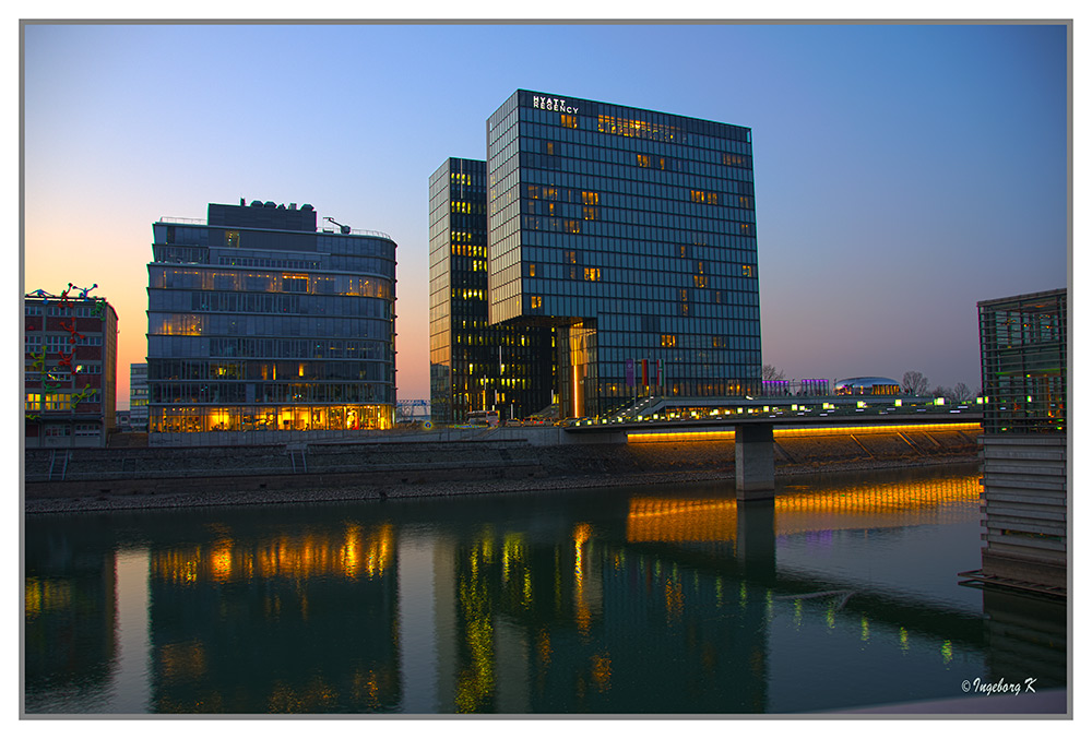 Düsseldorf - Das Hyatt vor Sonnenuntergang