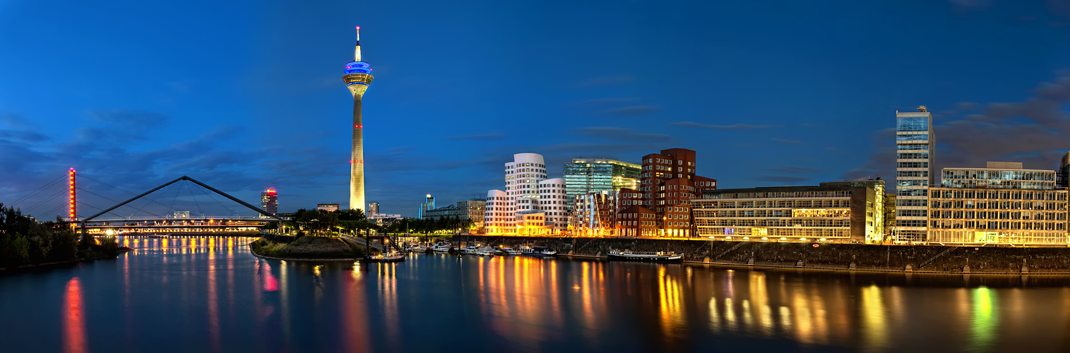 Düsseldorf - Der MedienHafen****