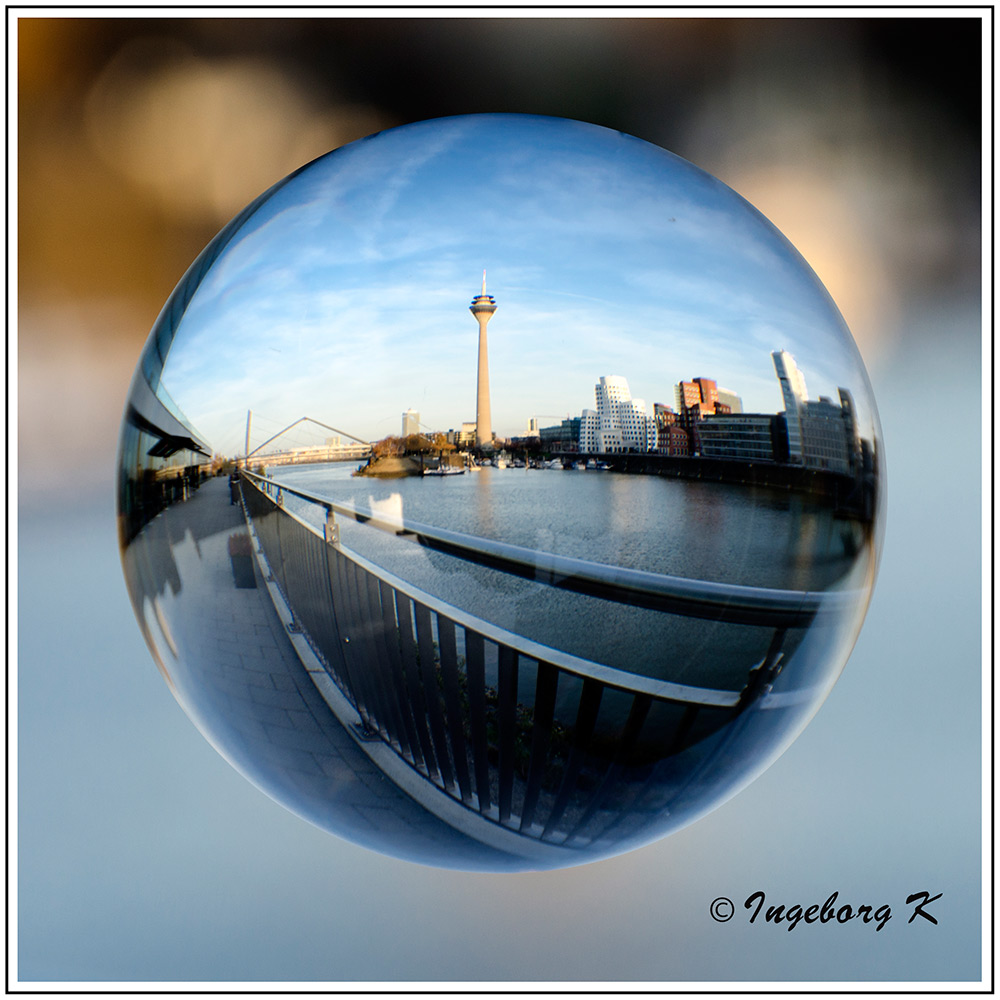 Düsseldorf - Der Medienhafen durch die Kugel gesehen