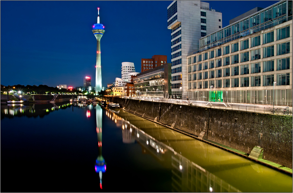 Düsseldorf - Der MedienHafen - Sommer in der Stadt*