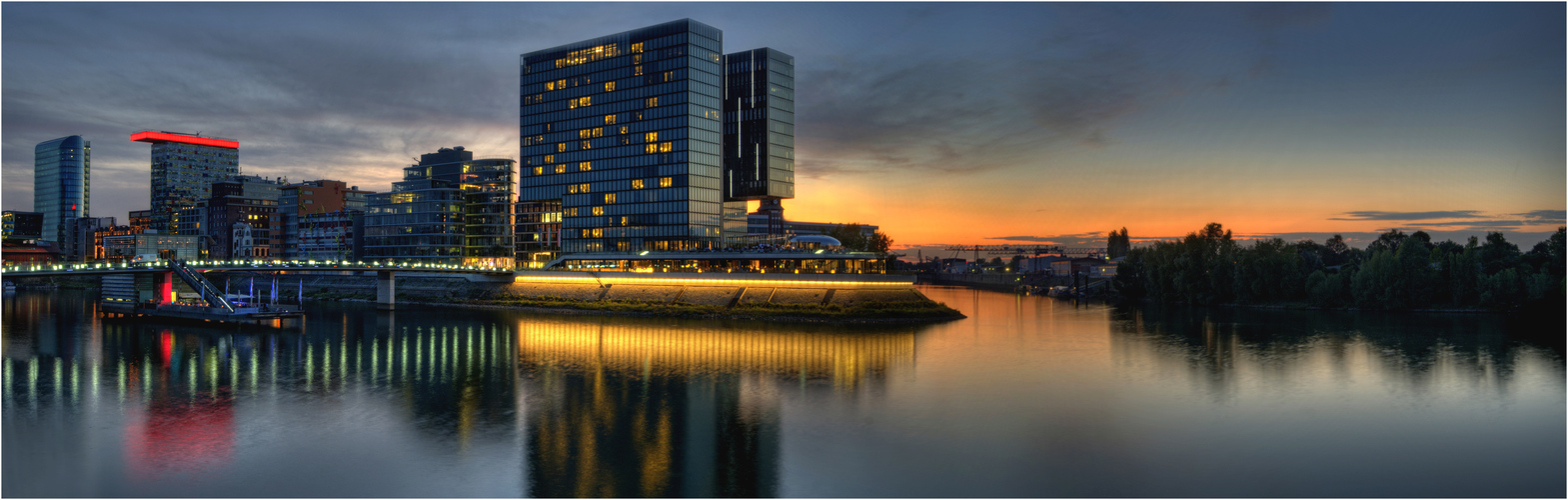 Düsseldorf - Der MedienHafen -Sommer Nacht