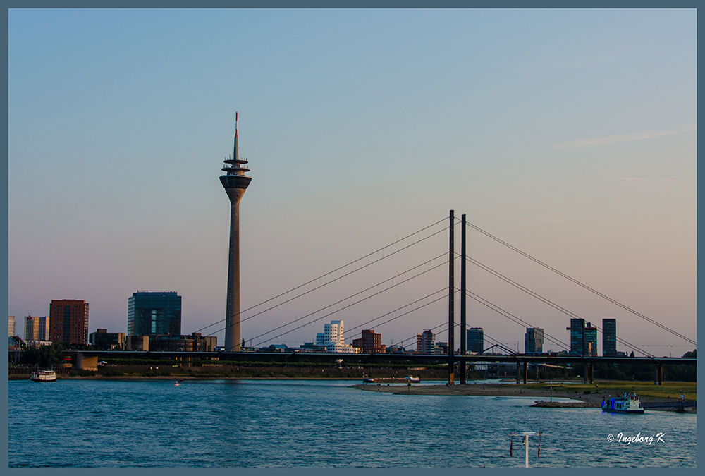 Düsseldorf - der Medienhafen und die Rheinkniebrücke vom Altstadtufer aus gesehen