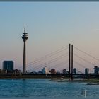 Düsseldorf - der Medienhafen und die Rheinkniebrücke vom Altstadtufer aus gesehen