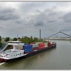 Düsseldorf - der Wirtschaftshafen - Containerschiff bei der Ausfahrt -