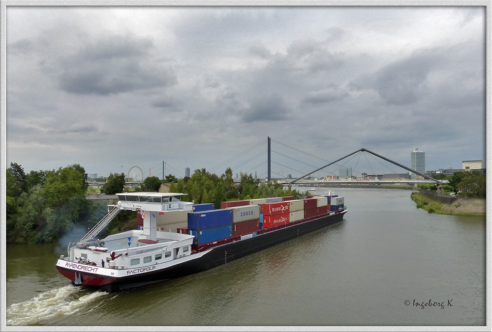 Düsseldorf - der Wirtschaftshafen - Containerschiff bei der Ausfahrt -