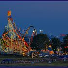 Düsseldorf - Die Achterbahn am Abend auf der Kirmes am Rhein