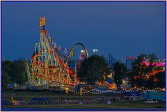 Düsseldorf - Die Achterbahn am Abend auf der Kirmes am Rhein