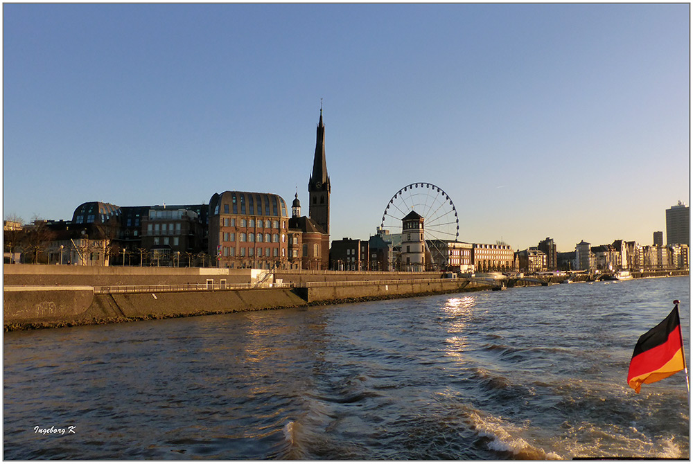 Düsseldorf - Die Altstadt vom Feuerlöschboot aus gesehen