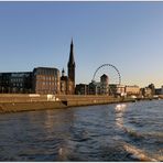 Düsseldorf - Die Altstadt vom Feuerlöschboot aus gesehen