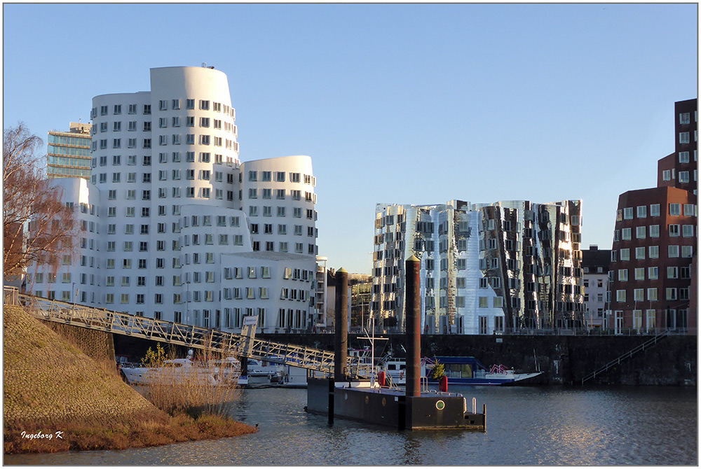 Düsseldorf - Die Gerryhäuser aus der Perspektive vom Wasser aus gesehen