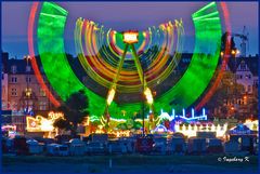 Düsseldorf - ein Blick auf die Kirmes vom anderen Rheinufer