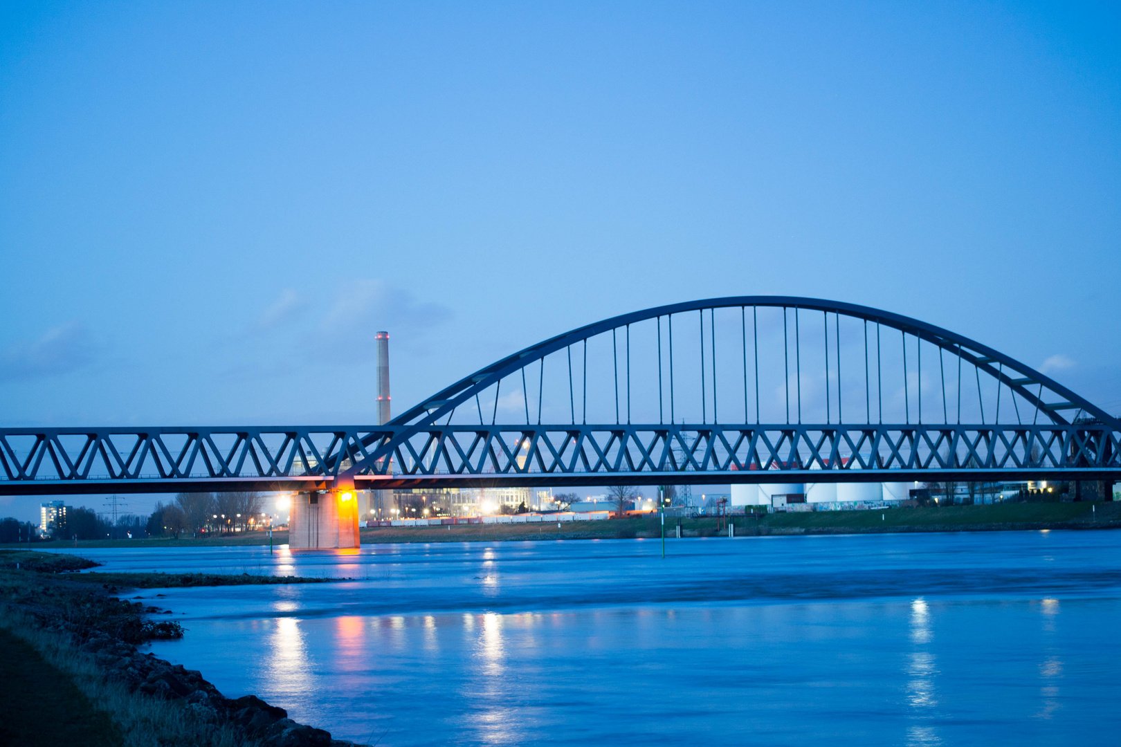 Düsseldorf Eisenbahnbrücke bei Nacht