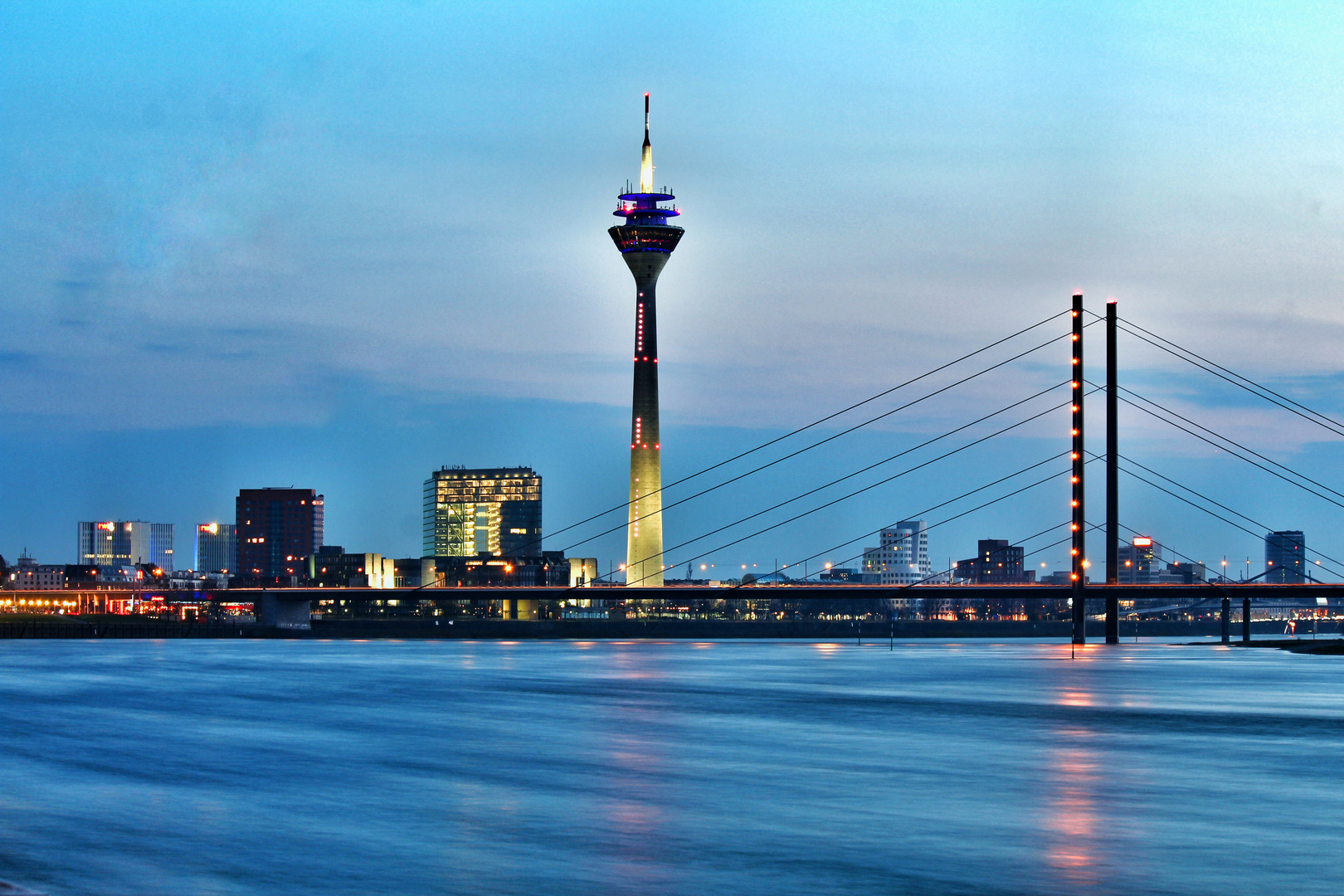 Düsseldorf Fernsehturm und Kniebrücke