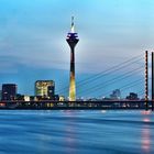 Düsseldorf Fernsehturm und Kniebrücke