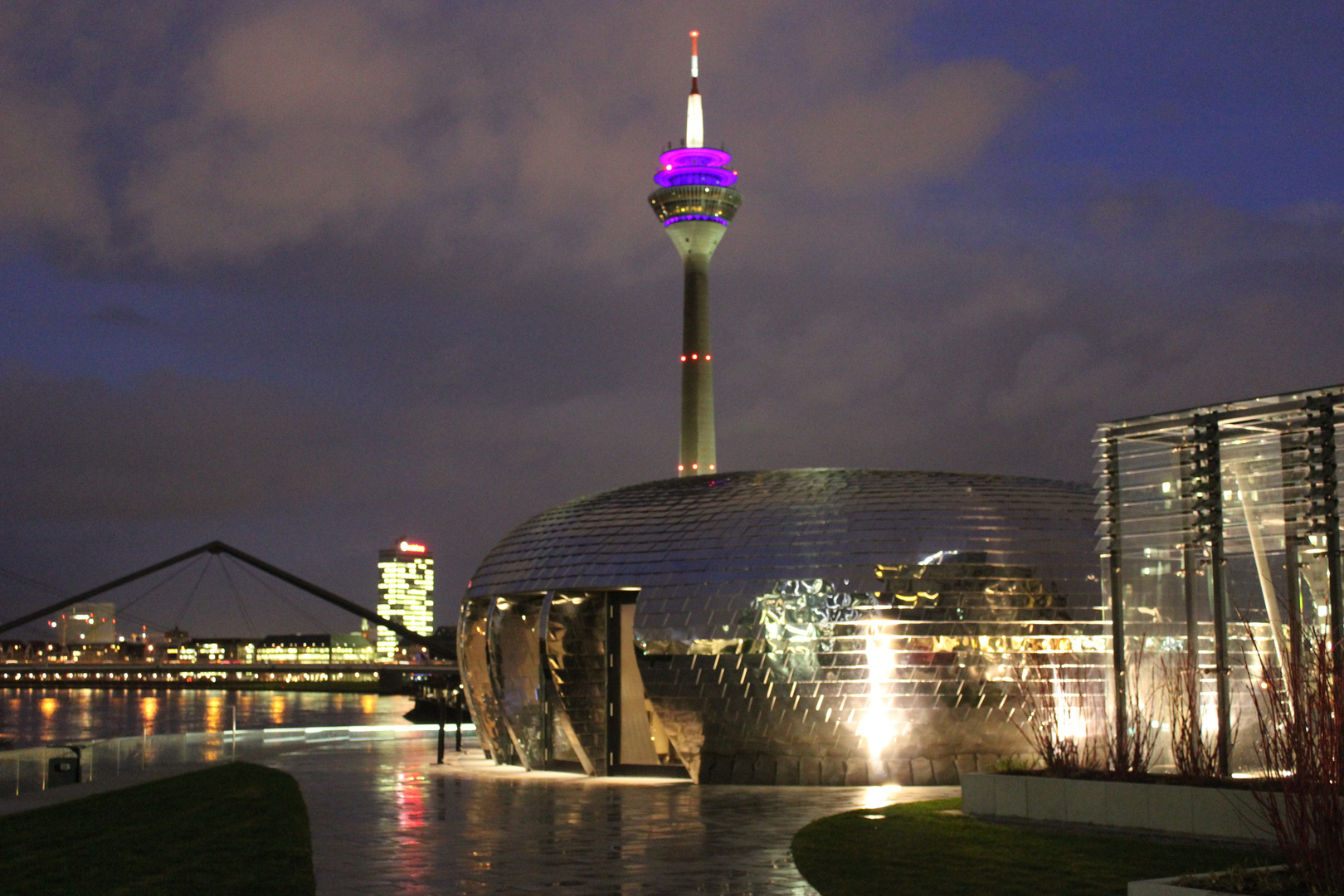 Düsseldorf Fernsehturm und Medienhafen vom Hyatt Hotel