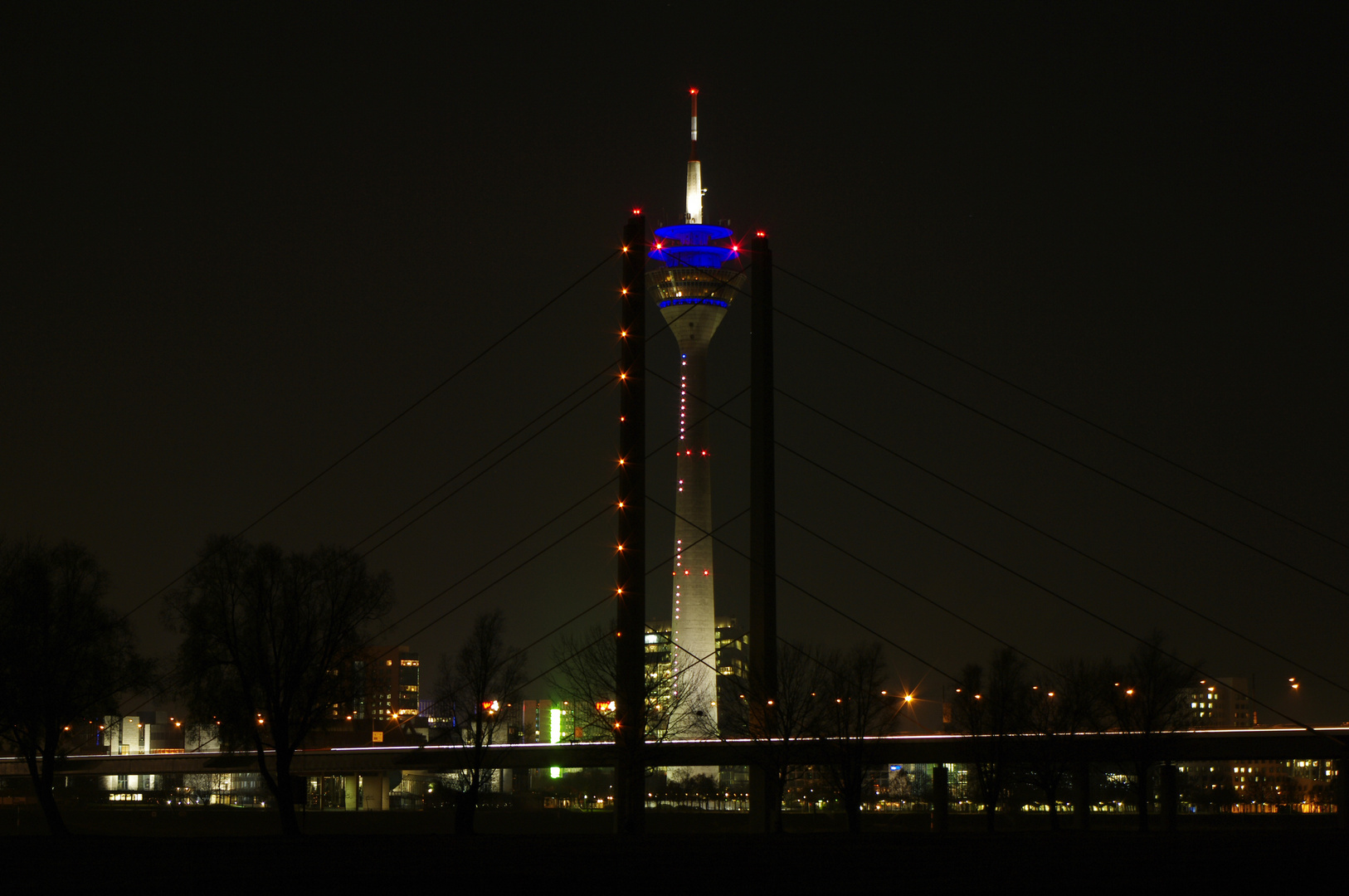 Düsseldorf Fernsehturm und Rhein-Knie-Brücke