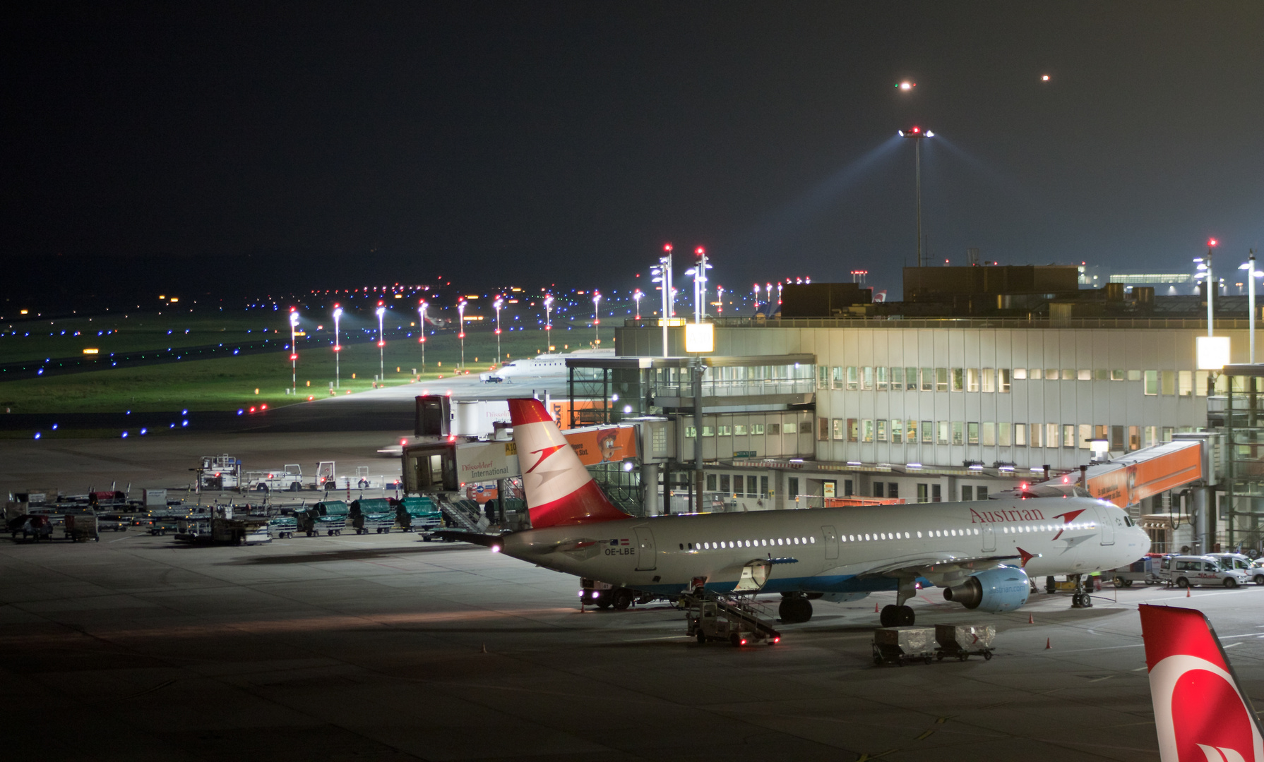 Düsseldorf Flughafen bei Nacht