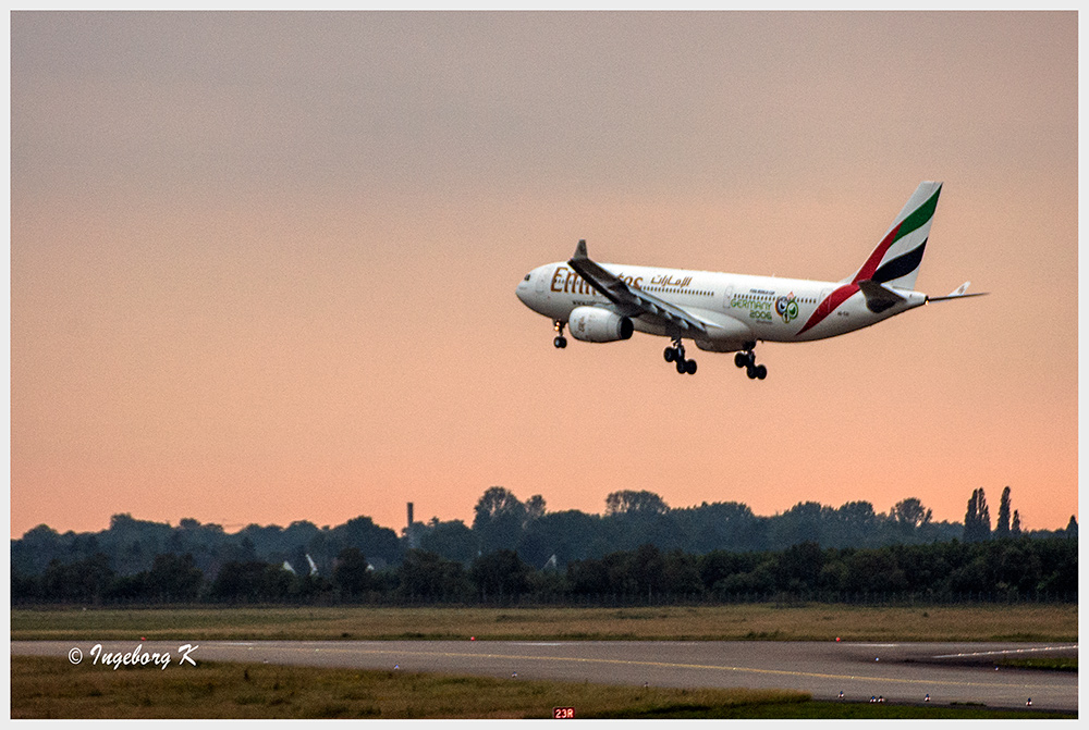 Düsseldorf - Flughafen - Die Emirates beim Start