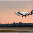 Düsseldorf - Flughafen - Die Emirates beim Start