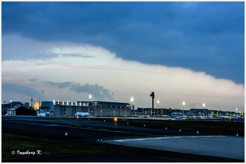 Düsseldorf - Flughafen im Abendlicht