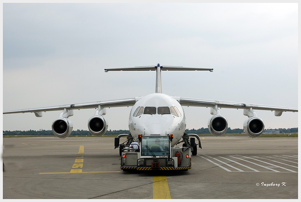 Düsseldorf - Flughafen - Maschine an der "Angel"